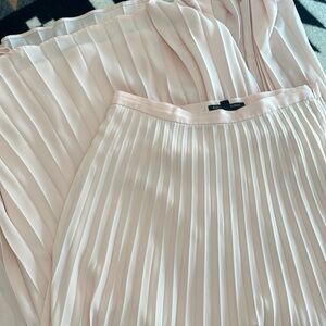 Dusty pink pleated skirt.